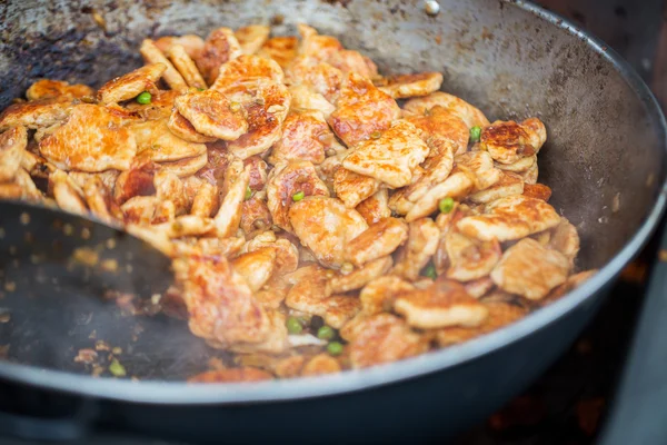 Close up de carne em wok pan no mercado de rua — Fotografia de Stock