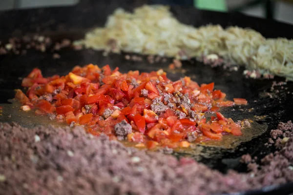 Zelenina smažení na velký wok pánev na pouliční trh — Stock fotografie