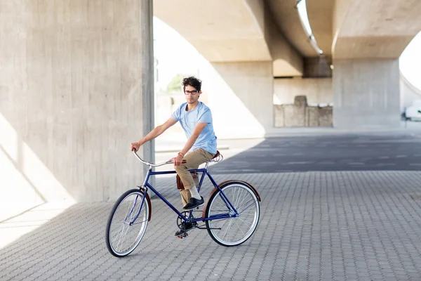 Hombre joven hipster montar bicicleta de engranaje fijo —  Fotos de Stock