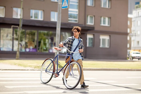 Jovem com bicicleta de engrenagem fixa na passarela — Fotografia de Stock