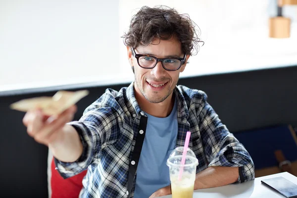 Hombre feliz con dinero en efectivo pagando en la cafetería —  Fotos de Stock