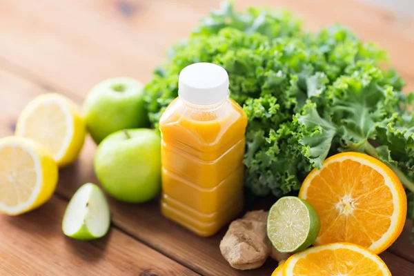 Bouteille de jus d'orange, fruits et légumes — Photo