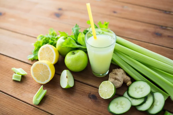 Primo piano di vetro con succo verde e verdure — Foto Stock