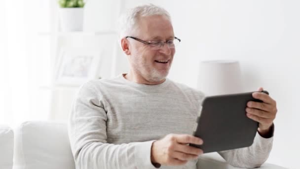 Senior man met video-oproep op tablet pc bij huis 87 — Stockvideo