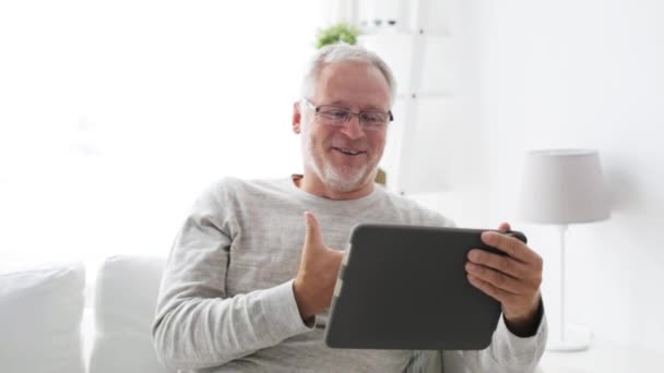 Hombre mayor que tiene videollamada en la tableta PC en casa 119 — Vídeo de stock
