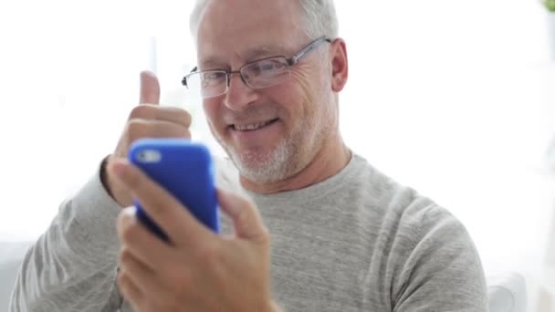 Senior man met video-oproep op smartphone bij huis 125 — Stockvideo