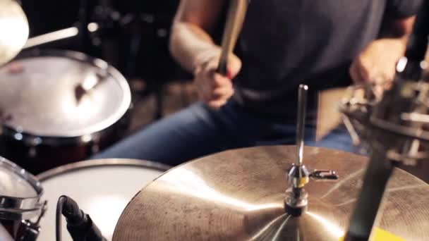 Manliga musiker spelar trummor och cymbaler på konsert — Stockvideo