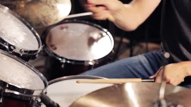 Αρσενικό μουσικός παίζοντας τα τύμπανα και κύμβαλα σε συναυλία — Αρχείο Βίντεο