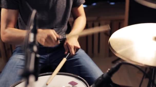 Мужчина-музыкант играет на барабанах и тарелках на концерте — стоковое видео