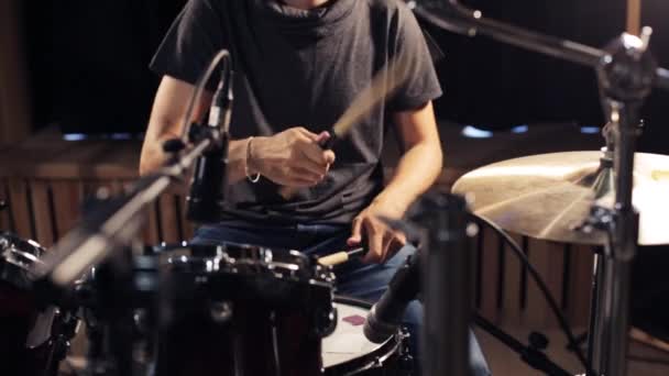 Músico masculino tocando bateria e címbalos em concerto — Vídeo de Stock