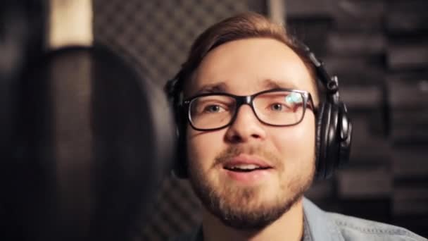 Pria dengan headphone bernyanyi di studio rekaman — Stok Video