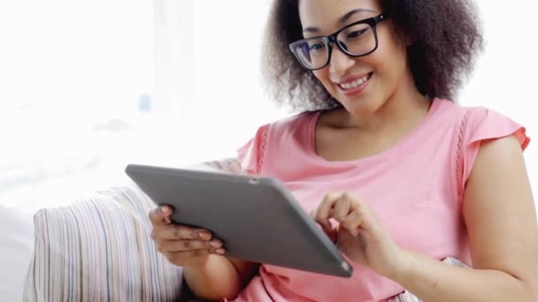 Αφροαμερικανή γυναίκα με tablet pc στο σπίτι — Αρχείο Βίντεο