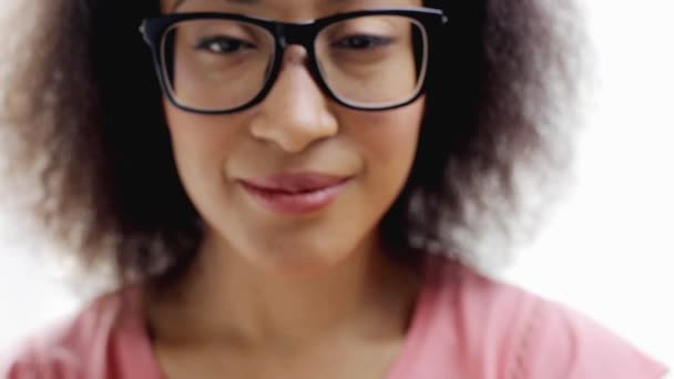 Feliz sonriente africano americano joven cara de mujer — Vídeos de Stock