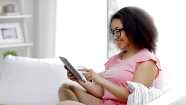 Mujer afroamericana con tableta pc en casa — Vídeo de stock