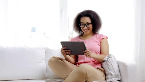 Африканська американка з планшетом pc вдома. — стокове відео