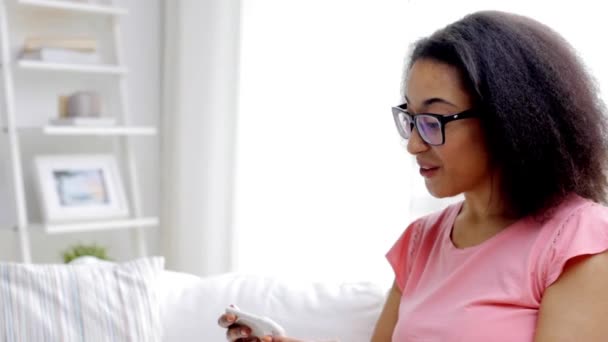 Mujer africana feliz tomando selfie con teléfono inteligente — Vídeos de Stock