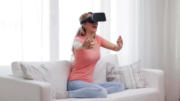 Γυναίκα σε ακουστικά εικονικής πραγματικότητας ή 3D γυαλιά — Αρχείο Βίντεο