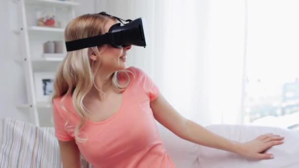 가상 현실 헤드셋 이나 3D 안경을 쓰고 있는 여성 — 비디오