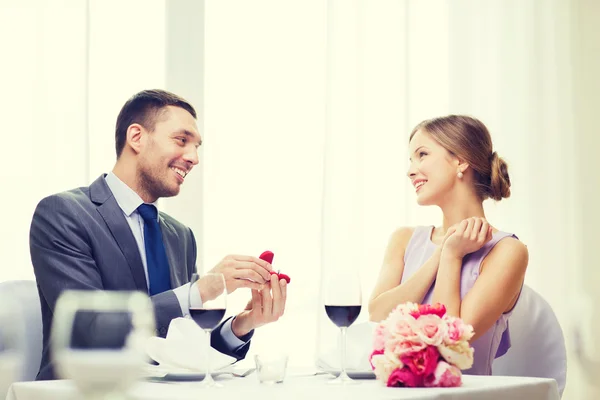 Hombre proponiendo matrimonio a su novia en el restaurante — Foto de Stock