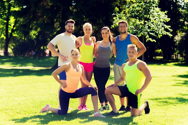 Gruppe glücklicher Freunde oder Sportler im Freien — Stockfoto