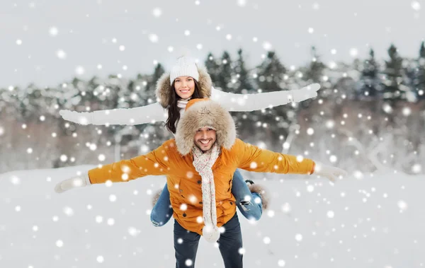 Felice coppia divertirsi su sfondo invernale — Foto Stock