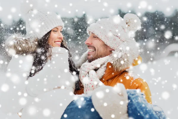 Gelukkige paar buiten in de winter — Stockfoto