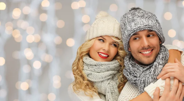 Счастливая семейная пара в зимней одежде обнимает — стоковое фото