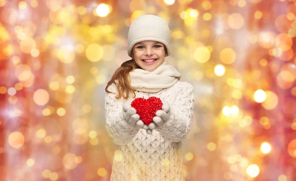 Menina em roupas de inverno com pequeno coração vermelho — Fotografia de Stock