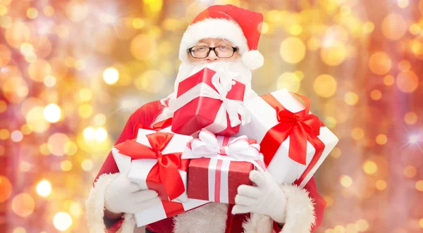 ギフト用の箱、サンタ クロースの衣装の男 — ストック写真
