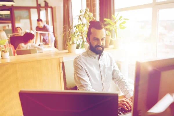 Trabajador de oficina masculino creativo feliz con la computadora — Foto de Stock