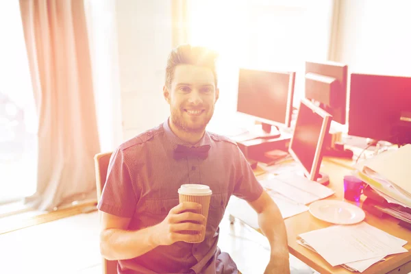 Feliz criativo masculino escritório trabalhador beber café — Fotografia de Stock