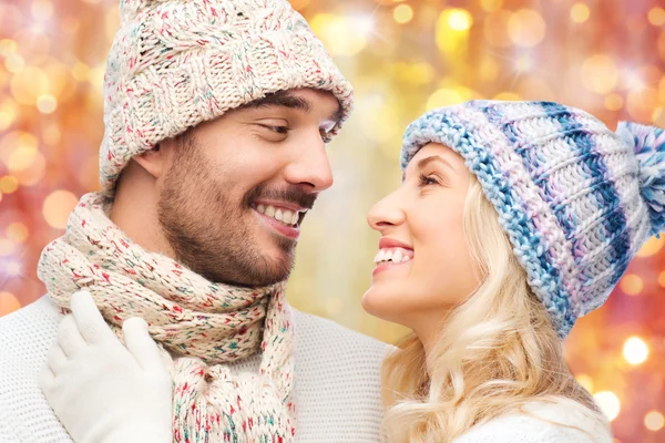 Close up de casal em roupas de inverno abraçando — Fotografia de Stock