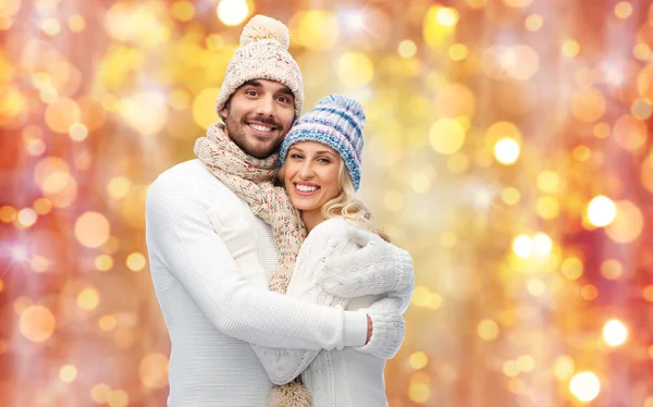 Lachende paar in winterkleren knuffelen — Stockfoto