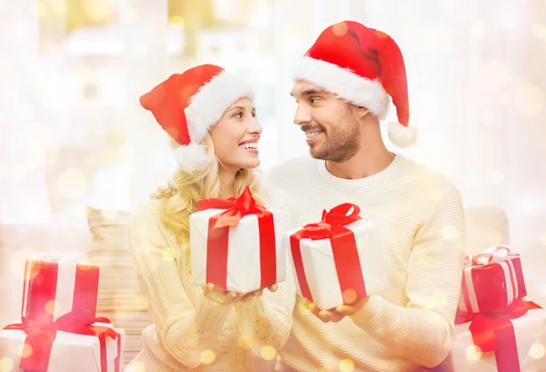 Feliz pareja en casa intercambiando regalos de Navidad —  Fotos de Stock