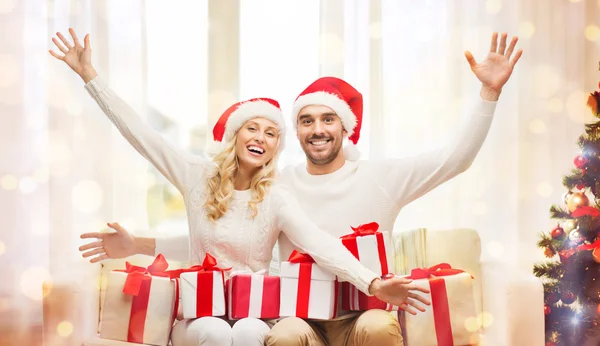 Feliz pareja en casa con cajas de regalo de Navidad —  Fotos de Stock