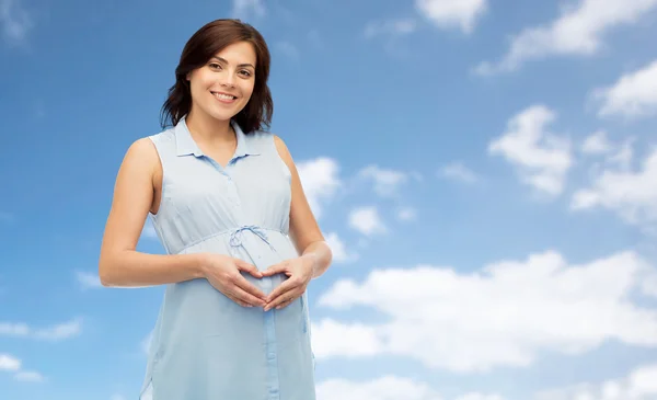 Feliz embarazada haciendo gesto de corazón —  Fotos de Stock