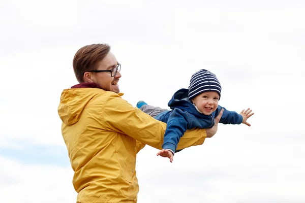 Padre con hijo jugando y divirtiéndose al aire libre — Foto de Stock