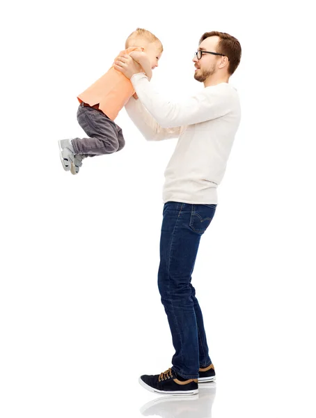 Padre con hijo jugando y divirtiéndose — Foto de Stock