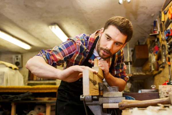 Carpintero trabajando con plano y madera en taller —  Fotos de Stock