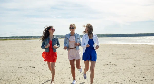 Gruppo di donne sorridenti in occhiali da sole sulla spiaggia — Foto Stock