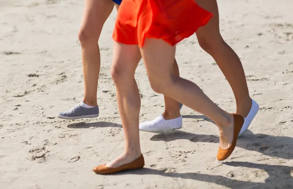 Gros plan de femmes jambes en cours d'exécution sur la plage — Photo