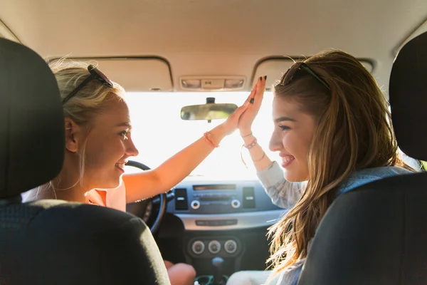 Glückliche Teenager-Mädchen oder Frauen, die Auto fahren — Stockfoto