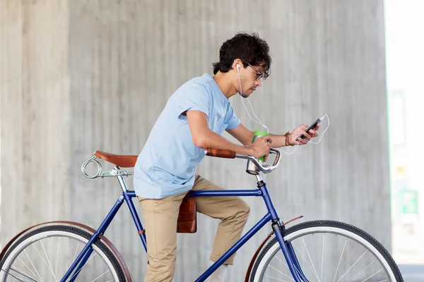 Człowiek z smartphone i słuchawki na rower — Zdjęcie stockowe