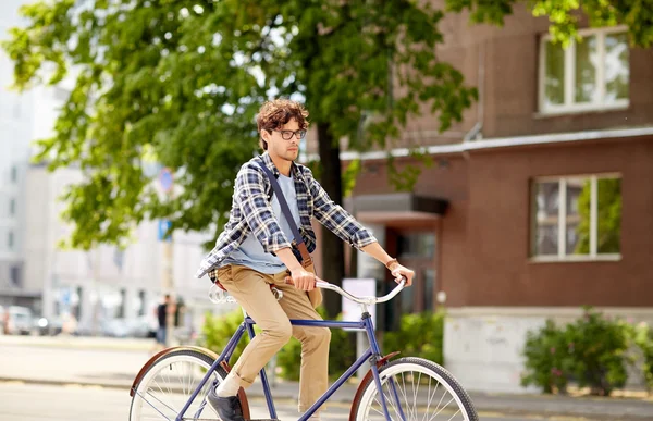 Молодий хіпстер з мішком їзда на фіксованому велосипеді — стокове фото