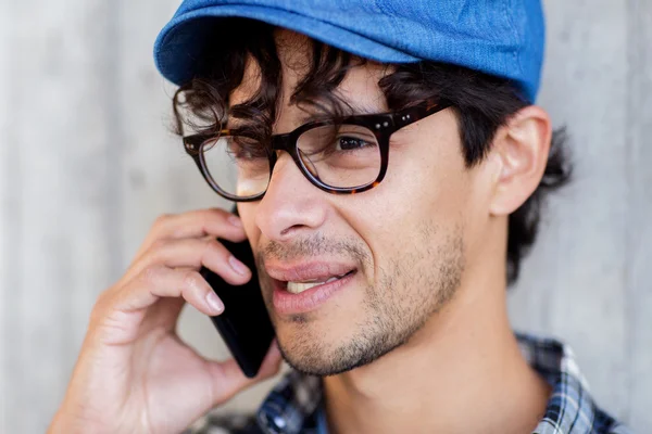 Primer plano del hombre que llama en el teléfono inteligente —  Fotos de Stock