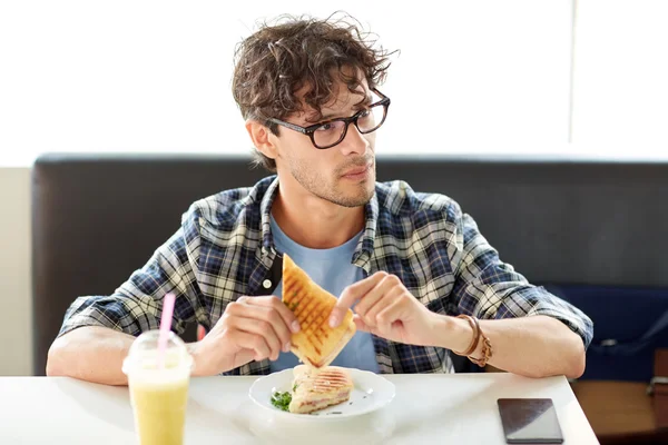 Felice uomo mangiare panino al caffè per pranzo — Foto Stock