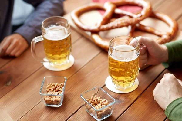 Närbild av händer med ölglas på baren eller pub — Stockfoto