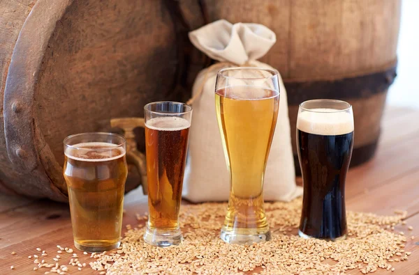 Primo piano di botte di birra, bicchieri e sacchetto con malto — Foto Stock