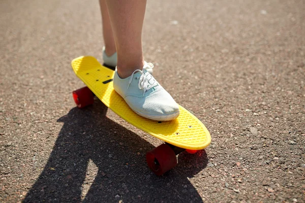 ショート スケート ボードに乗って女性の足のクローズ アップ — ストック写真