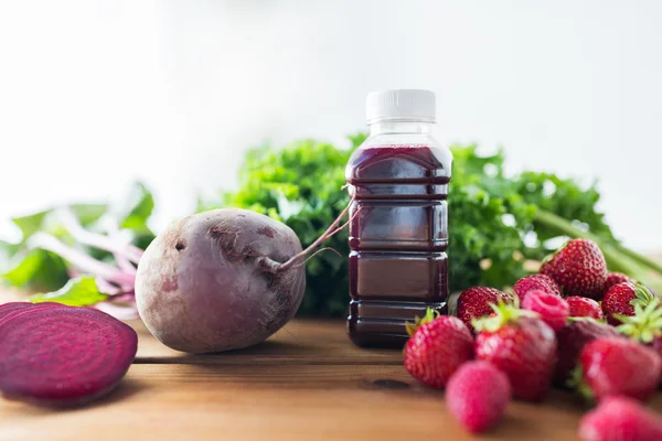 Bottiglia con succo di barbabietola, frutta e verdura — Foto Stock